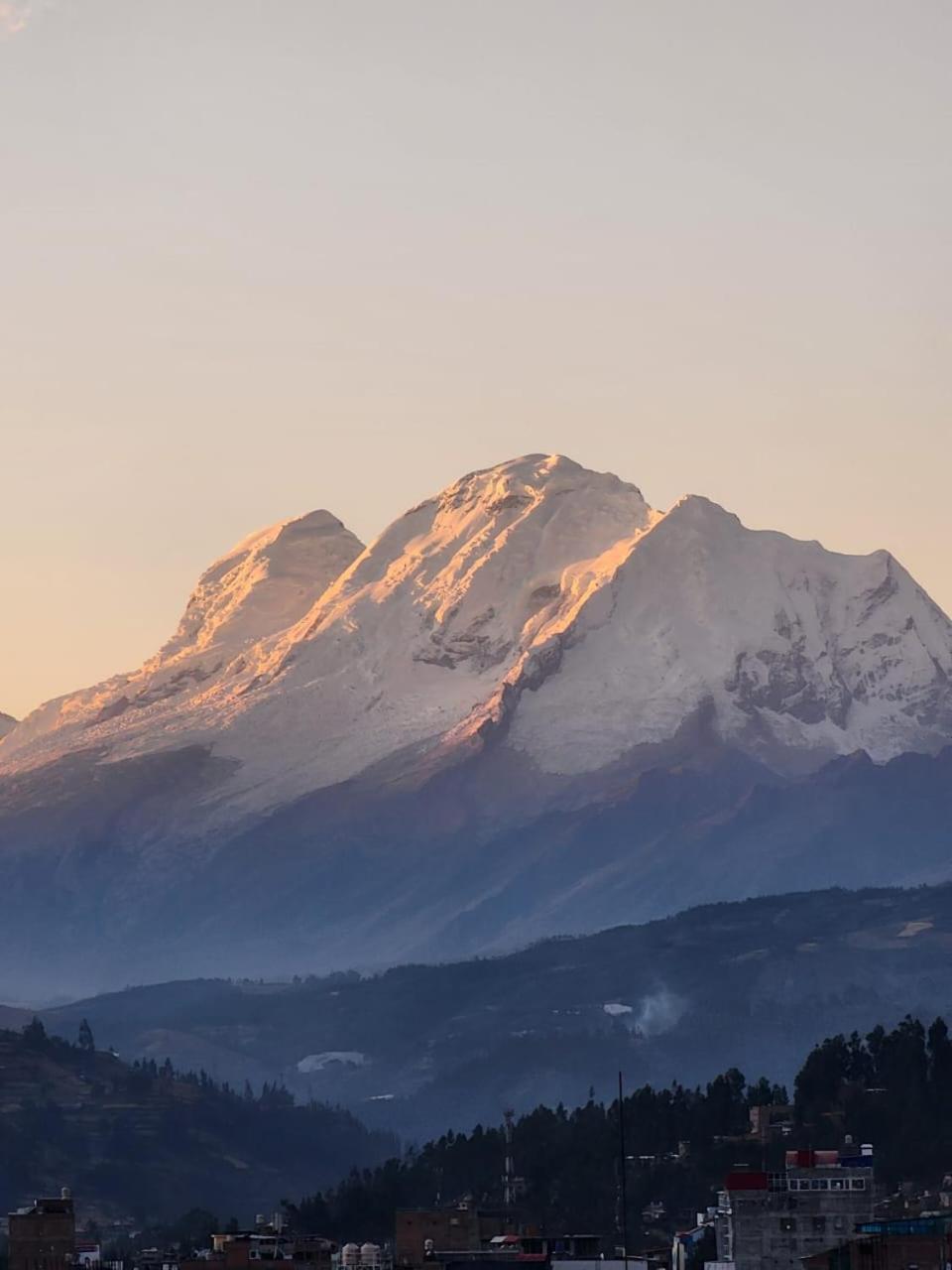 Lhotse Hostel B&B 와라스 외부 사진