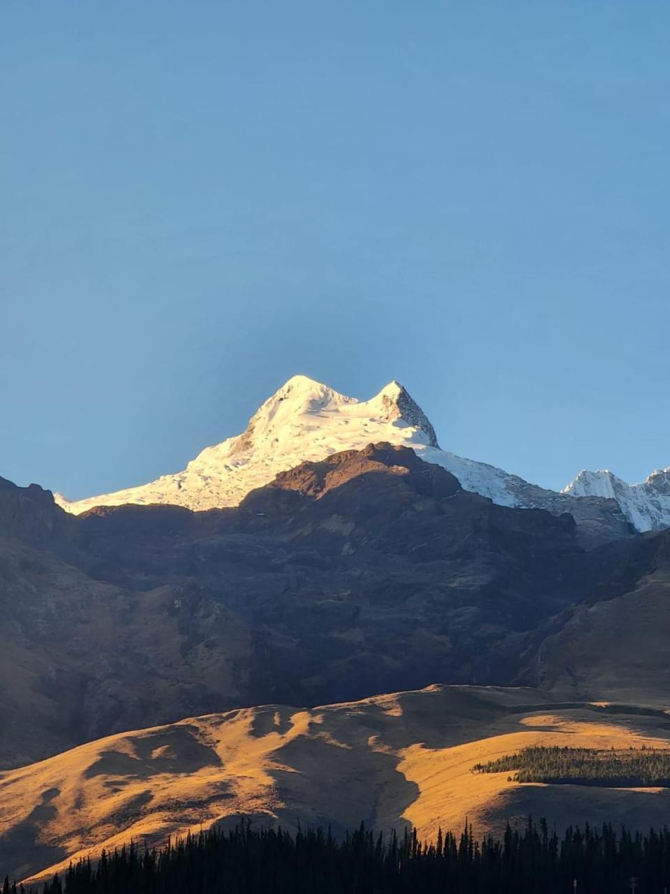 Lhotse Hostel B&B 와라스 외부 사진