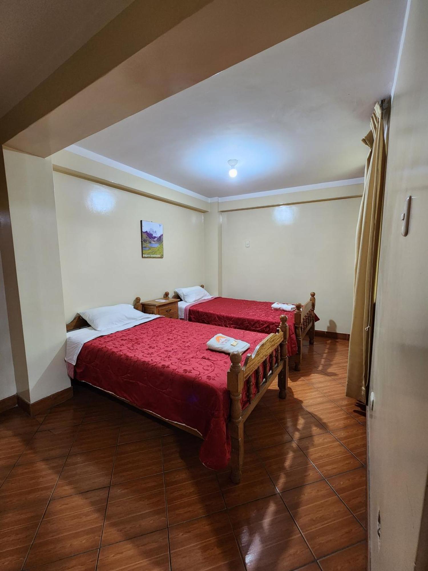 Lhotse Hostel B&B 와라스 외부 사진