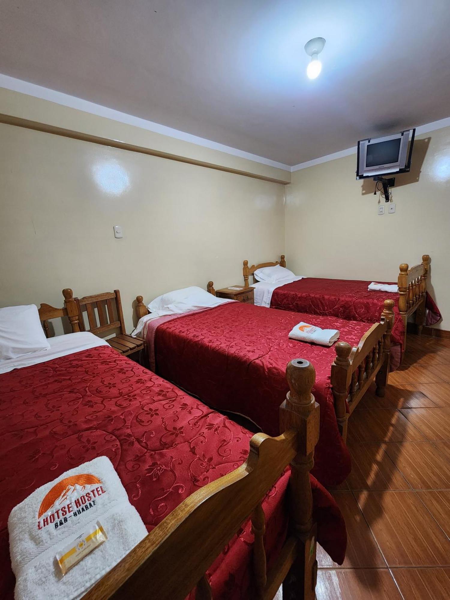Lhotse Hostel B&B 와라스 외부 사진