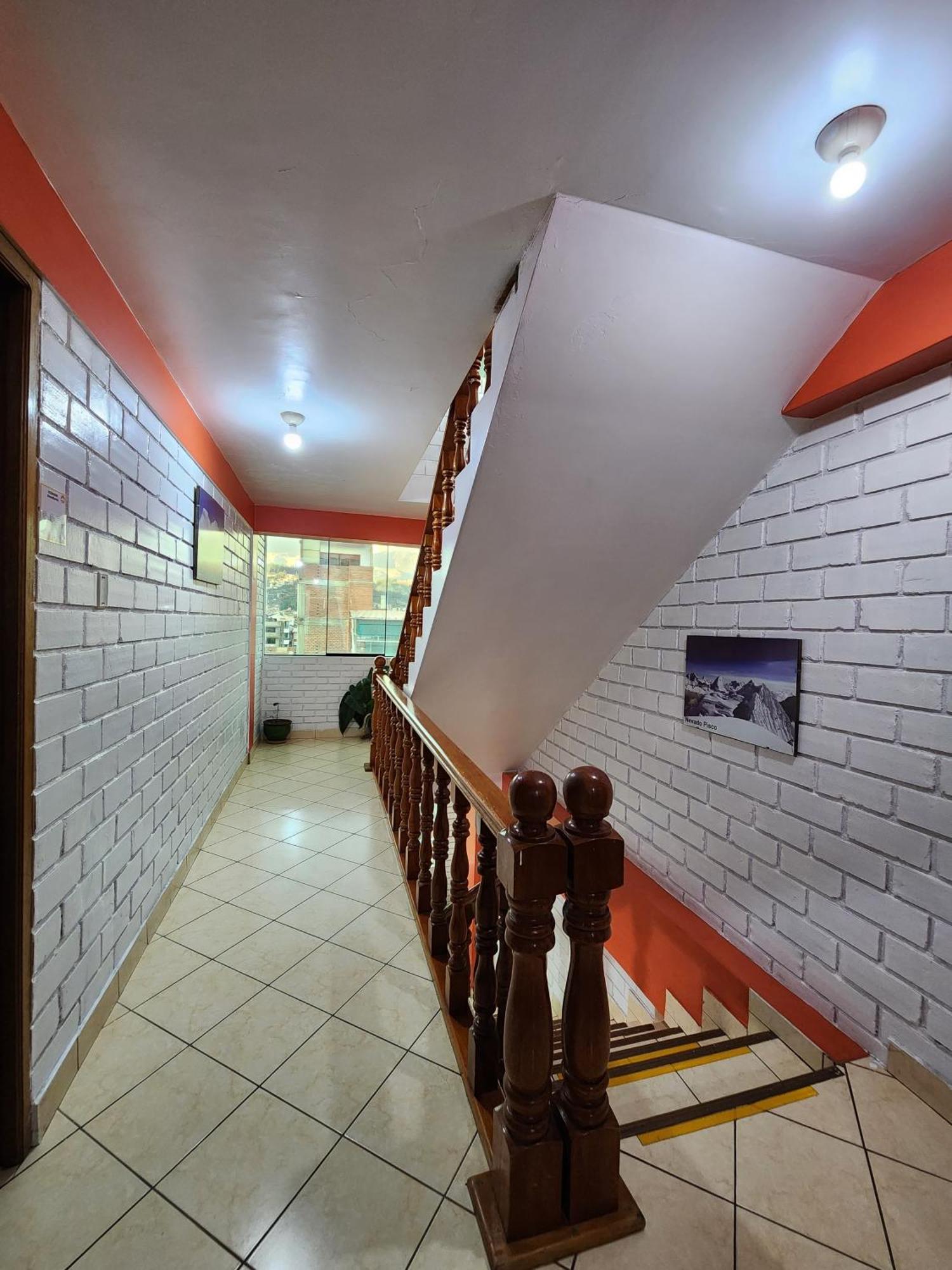 Lhotse Hostel B&B 와라스 외부 사진