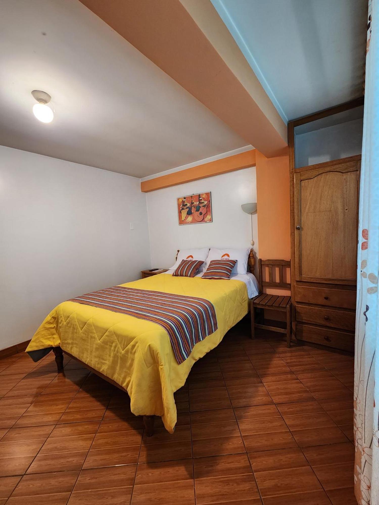 Lhotse Hostel B&B 와라스 외부 사진