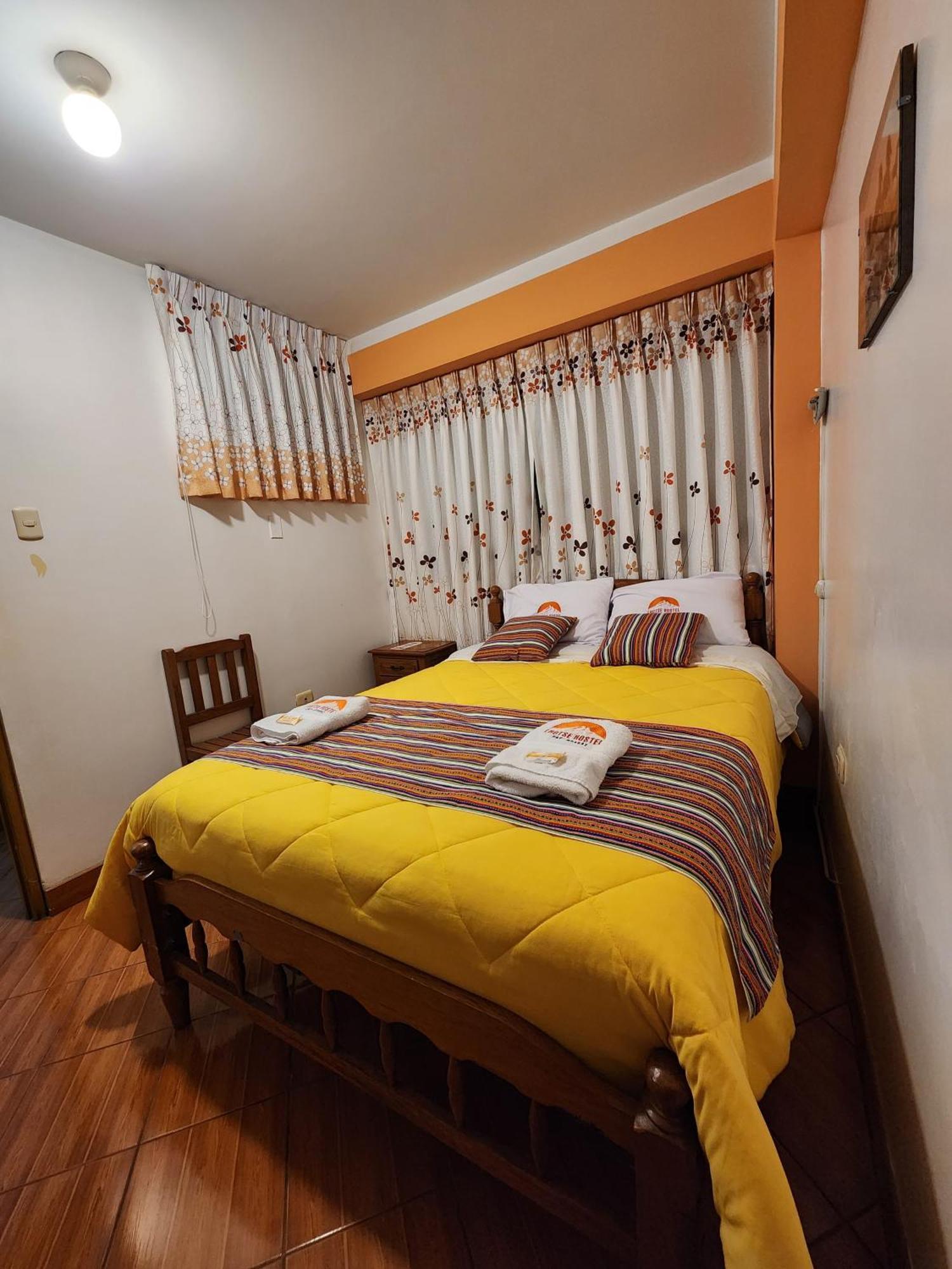 Lhotse Hostel B&B 와라스 외부 사진
