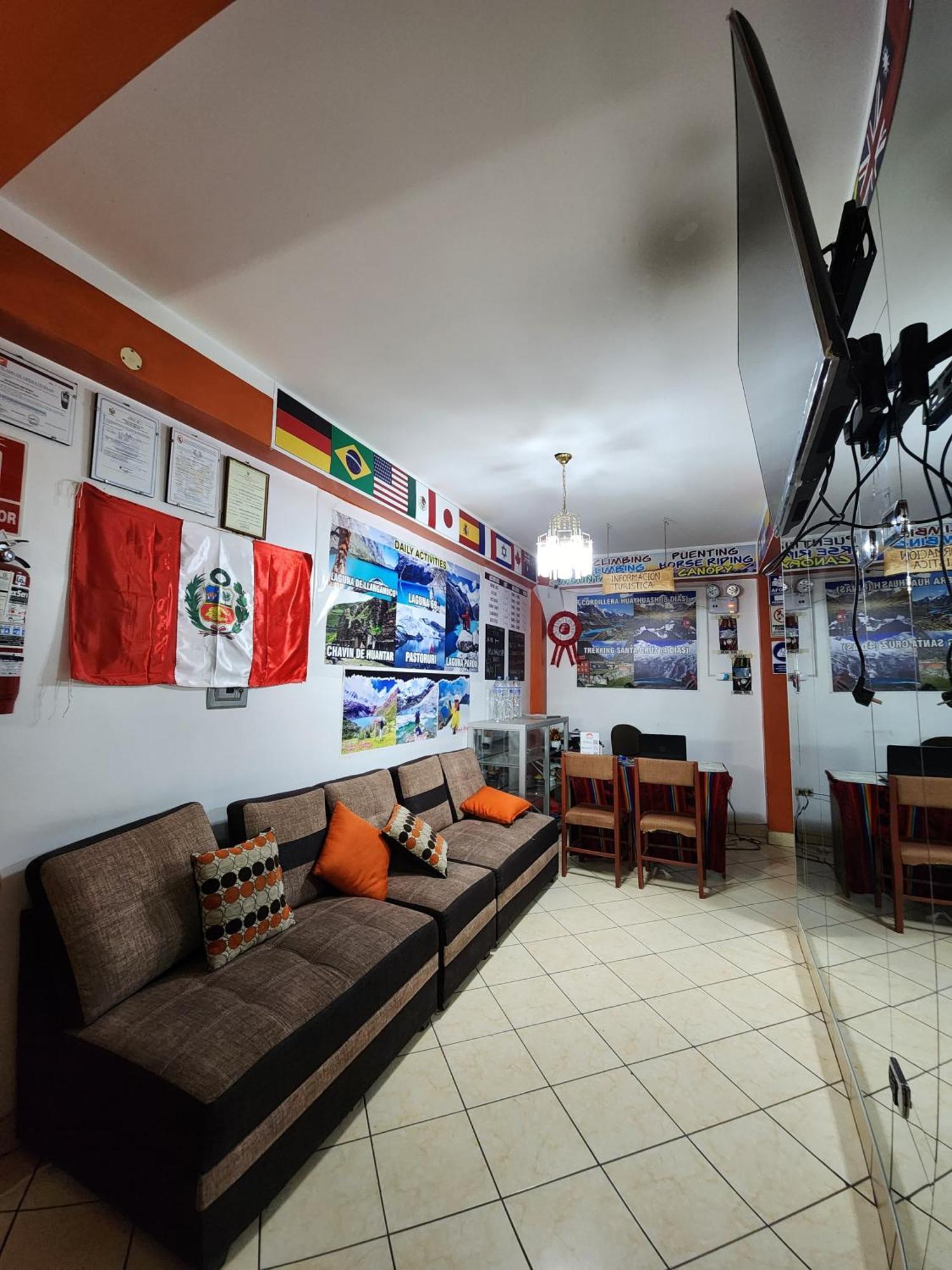 Lhotse Hostel B&B 와라스 외부 사진